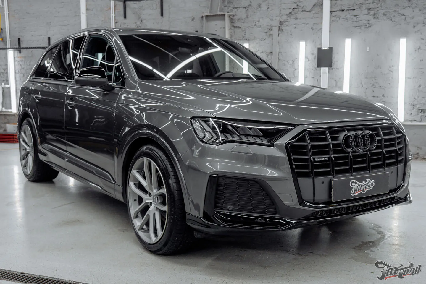 Отремонтировали бампера на Audi Q7, оклеили переднюю часть кузова полиуретаном, отполировали и покрыли керамикой кузов, провели химчистку салона и установили ремни безопасности с принтом